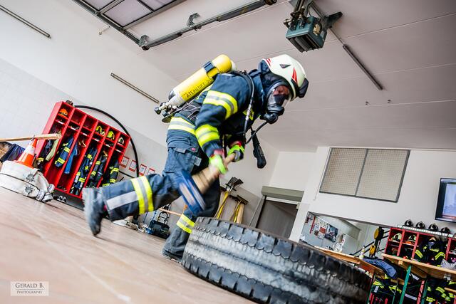Hämmern eines LKW-Reifens, eine der Übungen für die Feuerwehrmänner.  | Foto: Gerald B. – Photography