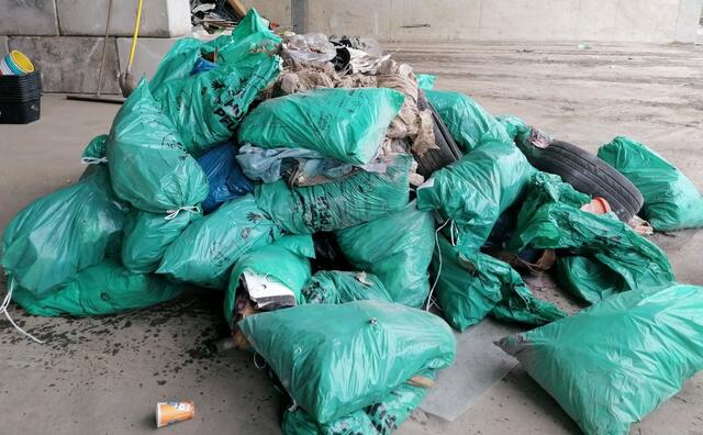 Bei der Analyse am Gelände der Firma Katzlberger in Mettmach wurden 83 Müllsäcke von Flurreinigungsaktionen aus drei Rieder Gemeinden sortiert. | Foto: BAV Ried
