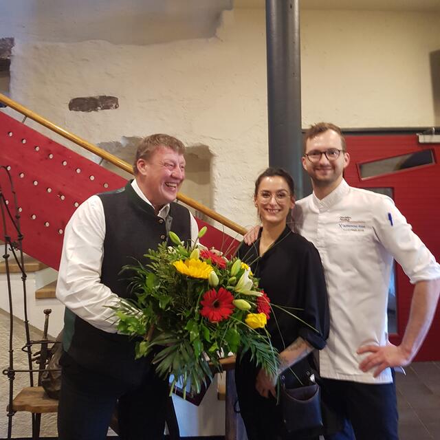 Bürgermeister Jury überreicht Blumen an das Wirtepaar Mayer &amp; Pirstnig | Foto: Gemeinde Gmünd