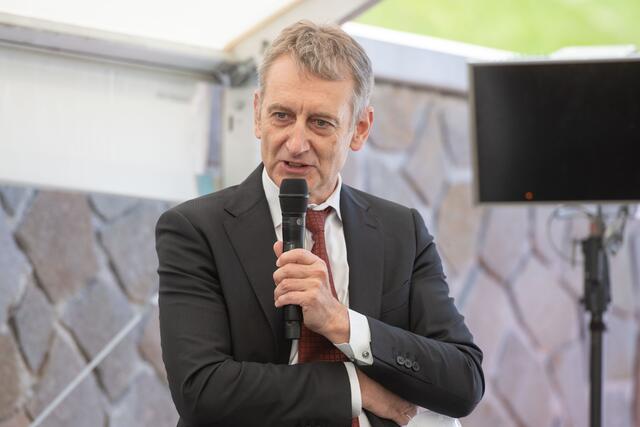 Erich Entstrasser, Vorstandsvorsitzender TIWAG: „Mit der Fertigstellung und Inbetriebnahme des Umspannwerks durch den italienischen Netzbetreiber TERNA kann der Strom künftig wieder grenzüberschreitend fließen und es wird die Sicherheit der Stromversorgung weiter erhöht." | Foto: Land Tirol/G. Berger