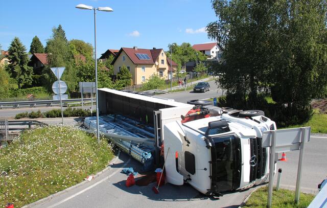 Schuld am Umkippen dürfte ein Beladefehler gewesen sein.  | Foto: Polizei