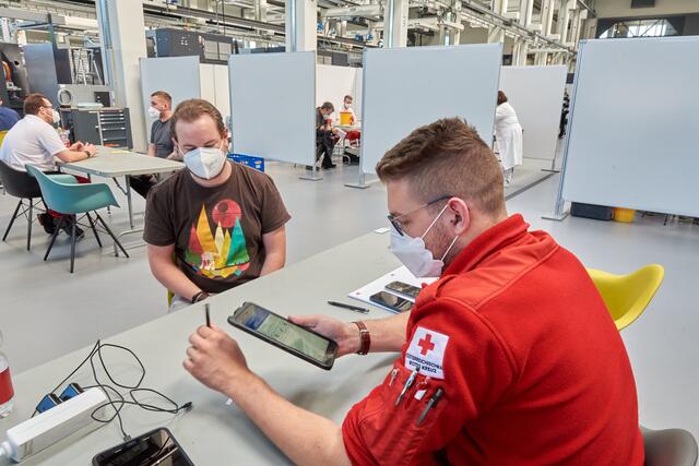 Ab acht Uhr früh herrschte am 1. Juni reger Andrang bei der Covid-Impfstraße die kurzfristig in der Fill Future Zone installiert wurde. | Foto: Fill Maschinenbau