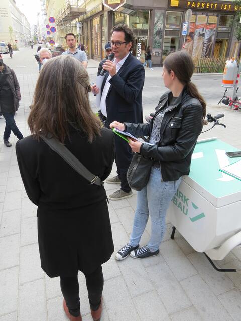 Bezirksvorsteher Markus Reiter und die Vertreterin der IG Kaufleute, Michaela Schmid, im Gespräch mit Anrainern.