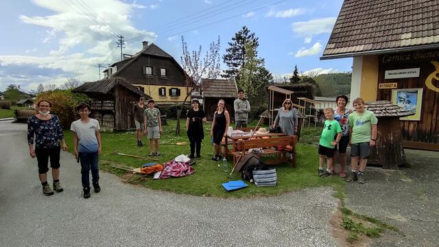 Die Juniorengruppe Klagenfurt bei der Vorbereitung für die Arbeiten an der Bienenweide.  | Foto: KK