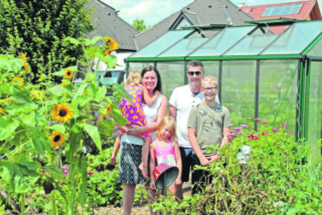 Im Gemüsegarten von Familie Simmer in Lambach wird das ganze Jahr über Gemüse geerntet und auch die Kinder sind mit Begeisterung beim Garteln dabei.