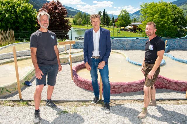Während der Schatzsuche kann man einen Blick auf den dahinter liegenden Badesee werfen