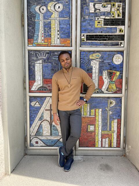 Bonaverture Ifeanyi Ughonu vor dem Tor der Erdberger Don-Bosco-Kirche in der Hagenmüllergasse. | Foto: Kautzky