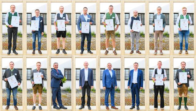 Die neuen Holzbaumeister mit den Gratulanten WKOÖ-Vizepräsident Leo Jindrak (u. 3. v. l.), Innungsgeschäftsführer Markus Hofer (u. 4. v. l.), Landtagsabgeordneter Josef Rathgeb (u. 4. v. r.) und Holzbau-Innungsmeister Josef Frauscher (u. 3. v. r.). | Foto: Cityfoto