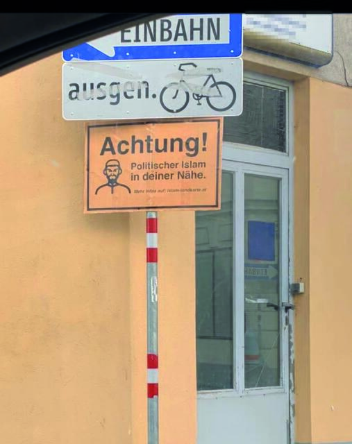 Dieses hetzerische Schild steht in Meidling und wird hoffentlich bald abmontiert. | Foto: Al-Rawi