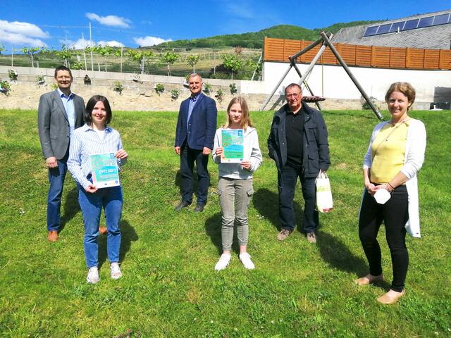 Geschäftsführender Gemeinderat Spitz Raimund Pichler, Bildungsreferentin Naturpark Jauerling-Wachau Maria Zauner, Obmann Naturpark Jauerling-Wachau Edmund Binder, Gesamtsiegerin Eva-Maria Weichselbaum, geschäftsführender Gemeinderat Spitz Helmut Wolf und Schulleiterin MS Spitz Ruth Eder.

 | Foto: Naturpark Jauerling-Wachau