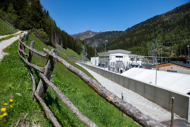 Im Umspannwerk am Brenner fand heute im Beisein der drei Euregio-Landeshauptleute der Stromzusammenschluss statt. | Foto: Land Tirol/G. Berger