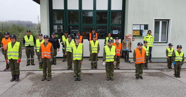 Die jungen Kameraden der Freiwilligen Feuerwehr Enzelsdorf führten eine Flurreinigungsaktion durch.
