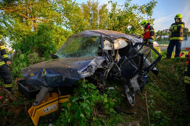 Das Auto prallte gegen mehrere Bäume bevor es zum Stillstand kam. | Foto: TEAM FOTOKERSCHI.AT / BRANDSTÄTTER
