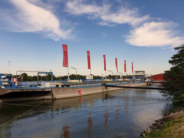 Länge: 80,21 m, Breite: 10,6 m, Tragfläche: 1107,33 t