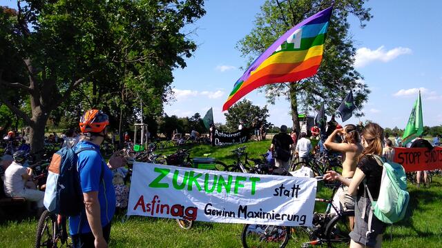 Der Protest war laut und bunt.