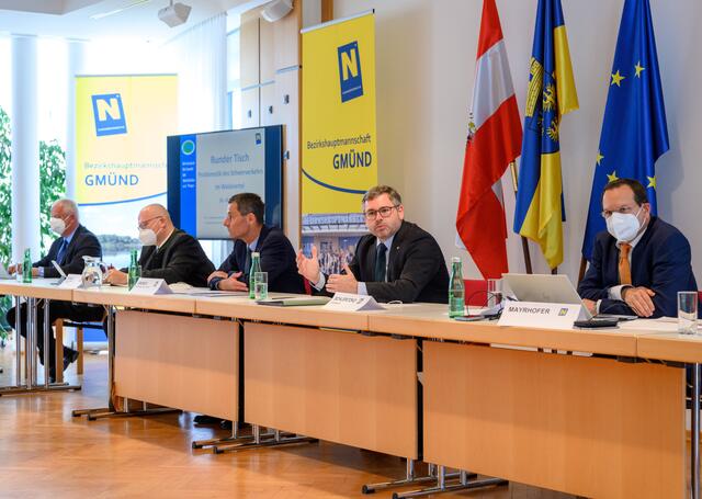 Landesrat Ludwig Schleritzko beim Schwerverkehrs-Gipfel. Erste Maßnahme ist ein freiwilliges Nachtfahrverbot. | Foto: NLK/Burchhart