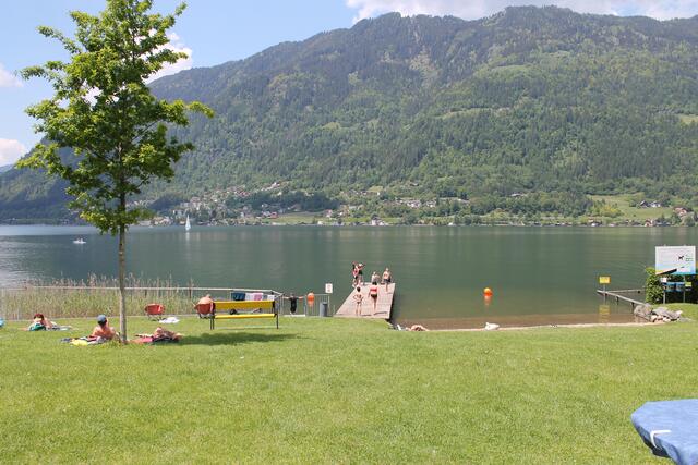 Traumhafte Aussichten gibt es rund um den Ossiacher See, der sich zudem noch bestens zum Baden, Sonnen und Chillen eignet. Im Strandbad St. Andrä ist das Vergnügen, bis aufs Parken, zudem gratis. | Foto: Schauerte