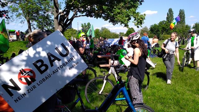 Die Protestierenden untermalten ihre Forderungen mit Fahrradklingeln und Sprechchören.