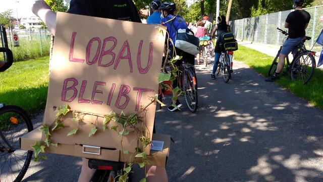 Viele Teilnehmer hatten selbstgebastelte Schilder an ihre Räder montiert.