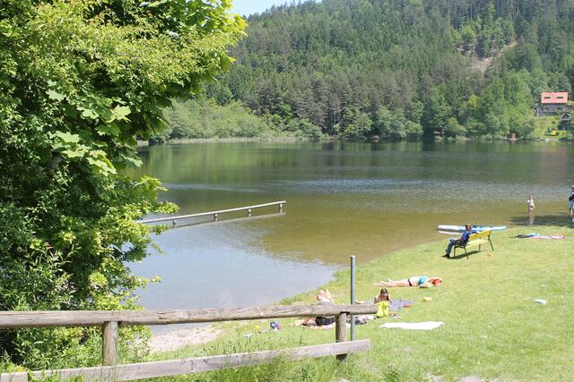 Obwohl er zentral an der B94 liegt, erfreut sich der Vassacher See bei erholungssuchenden Villachern großer Beliebtheit. | Foto: Schauerte