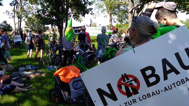 "Ein bisschen fühlt man sich wie in Woodstock", meinte eine Teilnehmerin. "Aber auch wie damals in Hainburg", so ein älterer Radfahrer.