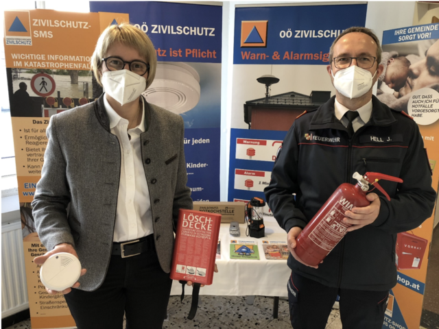 Zivilschutz-Bezirksleiterin Bezirkshauptfrau Yvonne Weidenholzer und Rieder Bezirks-Feuerwehrkommandan Jürgen Hell warnen vor der Gefahr akkubetriebener Geräte. | Foto: OÖ Zivilschutzverband