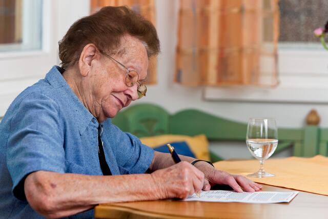 Damit Senioren zur digitalen Signatur kommen, unterstützt sie der Seniorenbund. | Foto: Gina Sanders - Fotolia