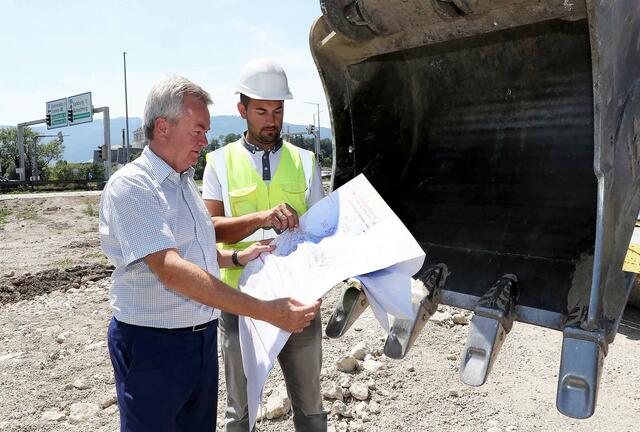 LH-Vize Anton Lang beim Lokalaugenschein auf der Baustelle. | Foto: STED