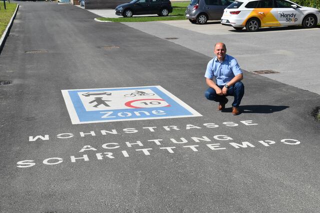 In der Kirchensiedlung mit ihren vielen neuen Wohnhäusern gilt nun verbindlich Schritttempo, erklärt Bürgermeister Mario Trinkl. | Foto: Martin Wurglits