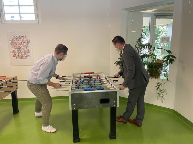 Bezirkschef Marcus Franz (r) beim Wuzzeln im Jugendtreff Arthaberbad.