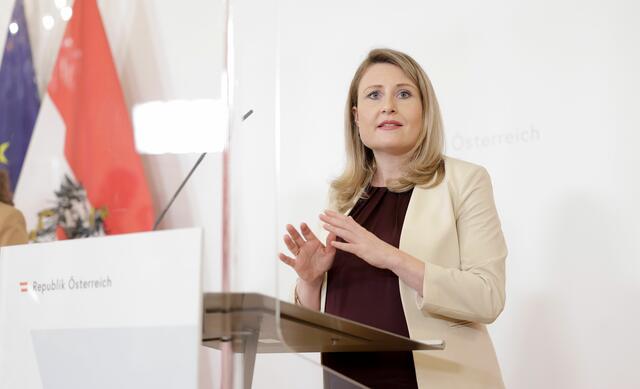 "Wir müssen alles tun, damit Frauen in Österreich sicher leben können. Daher werden wir vor dem Hintergrund des Gewaltschutzpakets einen speziellen Fokus auf Projekte in der Prävention von geschlechtsspezifischer Gewalt sowie Initiativen gegen kulturell bedingte Gewalt legen", so Frauen- und Integrationsministerin Raab. | Foto: Andy Wenzel/bka