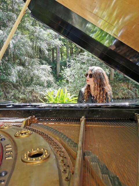 Ein Klavier und die richtige Stimme - mehr braucht es nicht für Gänsehaut, wie die 25-Jährige Paola Zoto mit ihrer Debut-Single beweist.  | Foto: Ledi Zoto Events