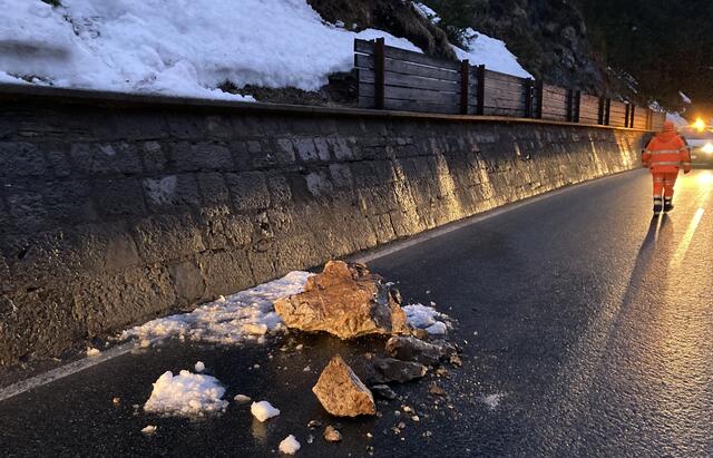 Im April kam es auf der B 179 Fernpassstraße zu einem Steinschlag. Jetzt werden dringend erforderliche Sicherungsarbeiten durchgeführt. | Foto: Land Tirol/BBA Reutte