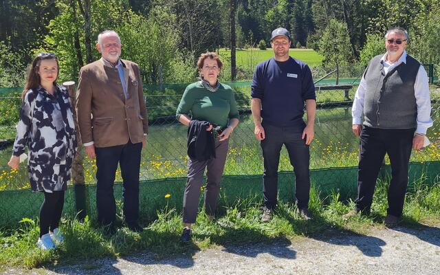 Führung durch die Fischerei Ausseerland vom Betriebsleiter Alexander Scheck (4. v. l.), mit Landtagsabgeordneter Michaela Grubesa, Vizebürgermeister Kurt Edlinger, Landesrätin Ursula Lackner und dem Bürgermeister von Bad Mitterndorf, Klaus Neuper | Foto: A. Zauner