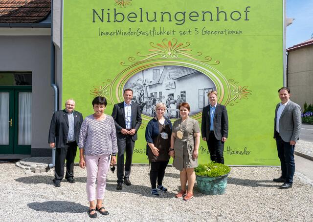 Tourismuslandesrat Danninger zu Gast im Nibelungenhof; v.l.n.r.: GfGR Walter Pernikl (Obmann Tourismusverband Weinland Traisental), StR Veronika Haas (Traismauer) , Tourismuslandesrat Mag. Jochen Danninger, Elisabeth und Katharina-Alice Melichar (Nibelungenhof), Michael Duscher (GF Niederösterreich-Werbung), Bernhard Schröder (GF Donau Niederösterreich Tourismus GmbH)