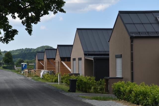 Neun Ferienhäuser sind bereits fertig, zehn weitere kommen hinzu. | Foto: Martin Wurglits