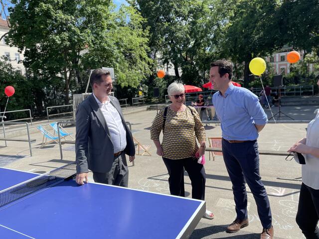 Bezirkschef Marcus Franz (SPÖ, l) mit Bezirksrätin Christine Hahn und Vizebürgermeister Christoph Wiederkehr (beide Neos)