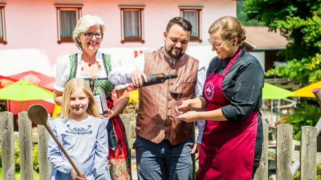 Eva, Alexander und Susanna Weißbacher (v.l.) betreiben gemeinsam den Familienbetrieb in der Wildschönau mit Leib und Seele. | Foto: Netzwerk Kulinarik