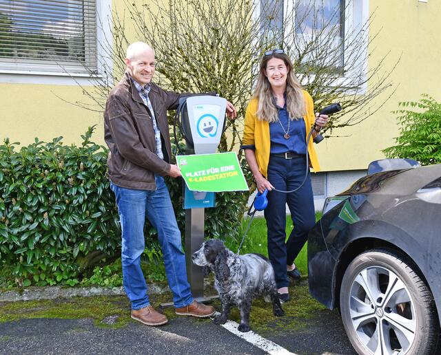 Bürgermeisterkandidatin Sonja Pickhardt-Kröpfel und Grün-Sprecher Stefan Hindinger sprechen sich für mehr E-Ladestationen aus. 
 | Foto: Grüne