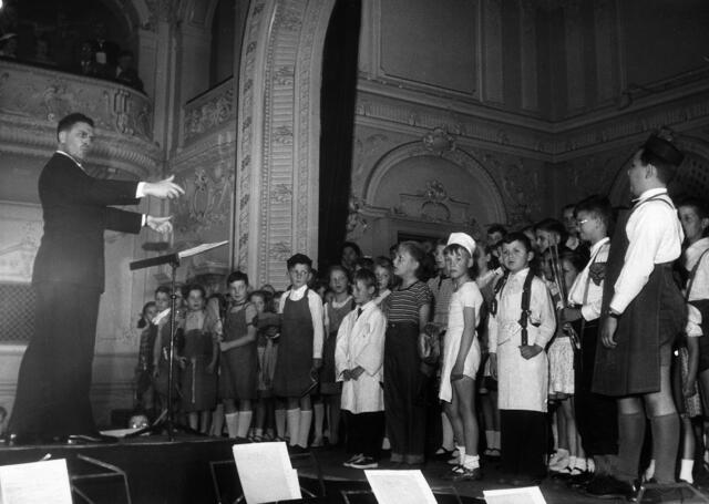 Der Kinderchor singt im Kaufmännischen Vereinshaus. | Foto: Archiv der Stadt Linz