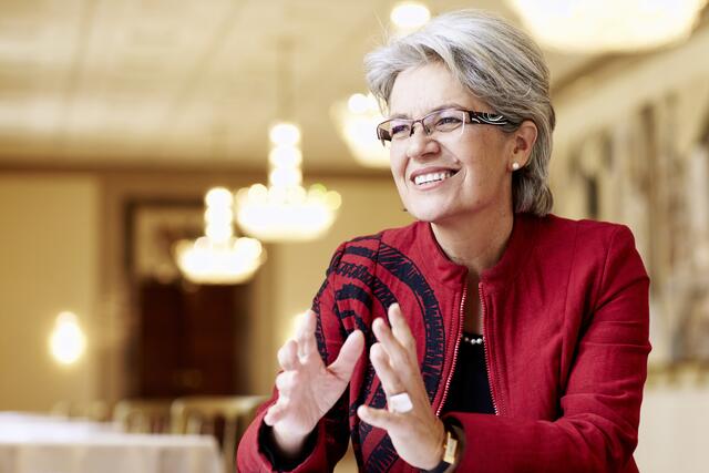 Kaufmännische Geschäftsführerin Petra Bohuslav freut sich über die neu bewerteten Sitzplatz-Kategorien.  | Foto: Peter Mayr 