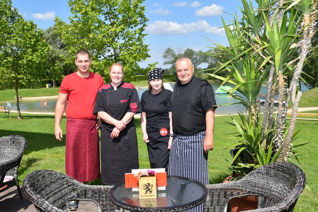 Gastwirt Erwin Neuhold (rechts) will mit seinem Badbüffet-Team in bewährter Weise die Gäste bedienen - drinnen wie draußen. | Foto: Martin Wurglits