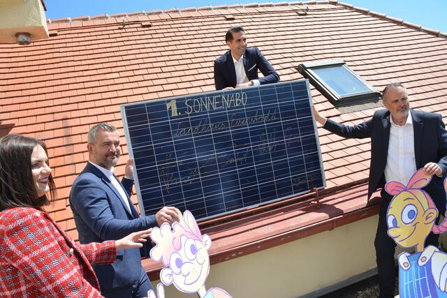 LH Doskozil, LH-Stv.in Eisenkopf und LR Dorner gaben gemeinsam mit EB-Vorstand Stephan Sharma den offiziellen Startschuss für die PV-Bürgerbeteiligungsinitiative von Land und Energie Burgenland. | Foto: Tscheinig