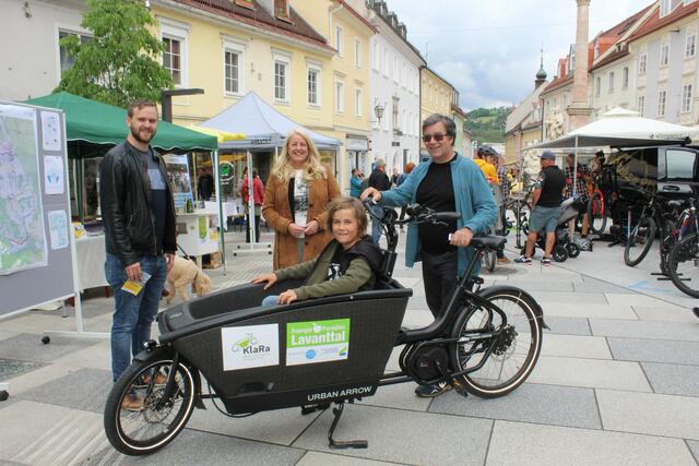 Stehend, von links: Stephan Stückler vom Energieparadies, Landtagsabgeordnete Claudia Arpa, Radlobby-Sprecher Roland Lassenberger.