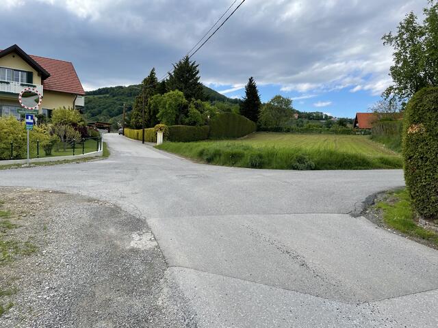 Unübersichtlich: An der Kreuzung Weiberfelderweg/Gradlbauerweg passieren regelmäßig Unfälle | Foto: kk