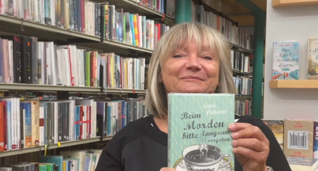 Stadtbibliothekarin Gabrielle Demetz  präsentiert einen kurzen Auszug  aus „Beim Morden bitte langsam vorgehen“, von Autorin Sara Paborn. | Foto: Kendlbacher