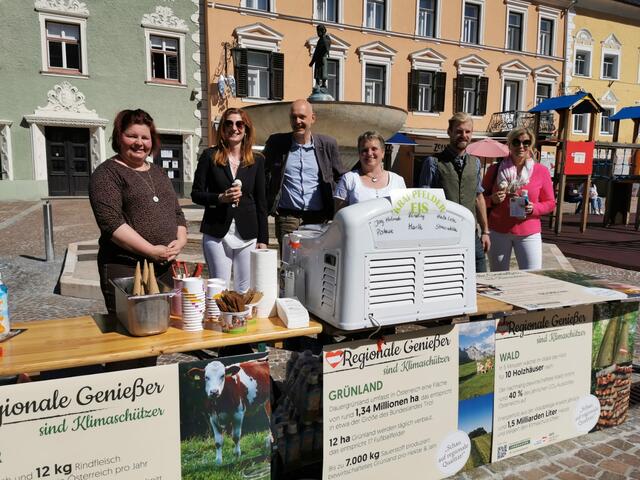 Petra Pobaschnig (Krappfelder Eis), Claudia Egger-Grillitsch, Werner Mattersdorfer, Evelin Maltschnig, Philipp Subosits und Sonja Matschnigg am St. Veiter Hauptplatz
 | Foto: Werner Mattersdorfer