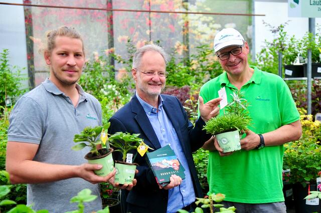 Zusammenarbeit: Peter Jungmann, flankiert von Erwin (mit Gartenedelweiss) und David Seidemann (mit Sonnenblume) | Foto: Hassl