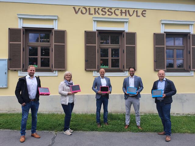 Die gespendeten Tablets wurden von Volksschuldirektorin Petra Granitz dankend entgegengenommen. | Foto: Gemeinde Königsdorf