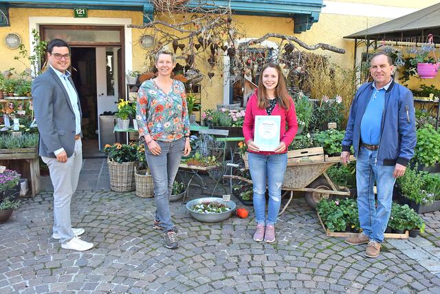 Viktoria Angerer ist Tirols beste Nachwuchs-Floristin - Landesinnungsmeister Peter Pfeifer (r.) und Innungsgeschäftsführer Christian Ladner (l.) gratulierten ihr und Ausbilderin Brigitte Treichl-Krätschmer sehr herzlich. | Foto: WK Tirol